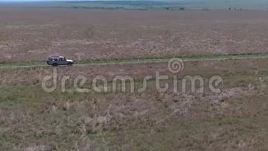 无人驾驶的越野车穿越塞伦盖蒂的草原